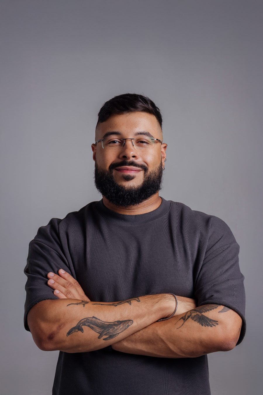 Anderson V. V. Silva, psicólogo, de braços cruzados